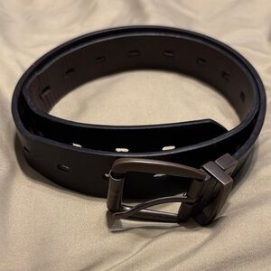 Reversible black / brown belt, no tags, size Small. See measurements in photos.